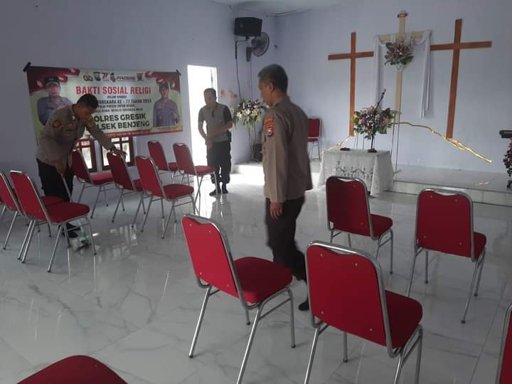 Sambut Hut Bhayangkara 77, Polres Gresik Bakti Sosial Religi di Gereja