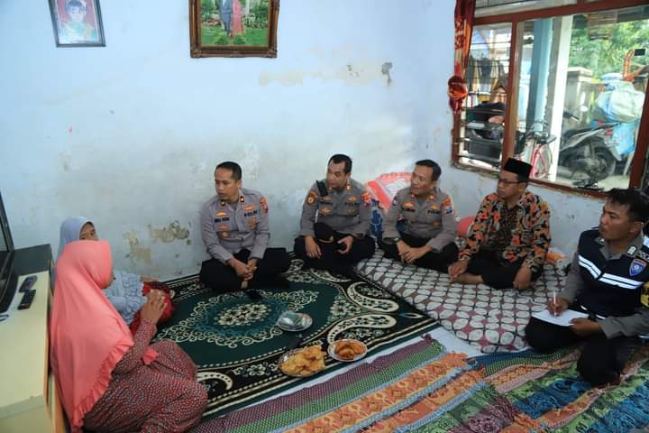 Polres Gresik Door to Door Dengar Keluhan Warga Suci Kecamatan Manyar Gresik