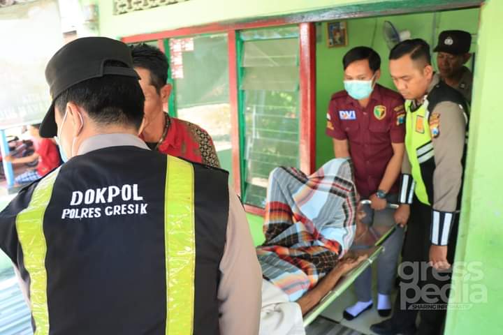Terbaring Selama Enam Bulan, Polres Gresik Rujuk Kakek Saeni ke Rumah Sakit