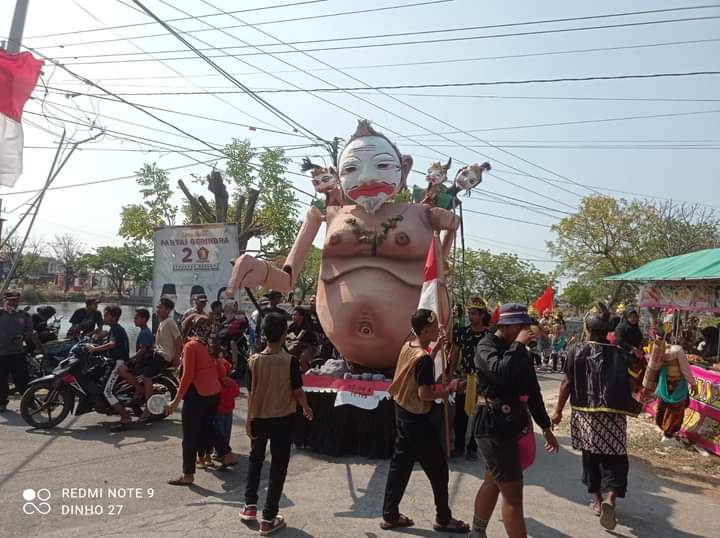 Pemdes Petisbenem Gresik Gelar Karnaval, Buto Ijo Raksasa Turut Berpartisipasi