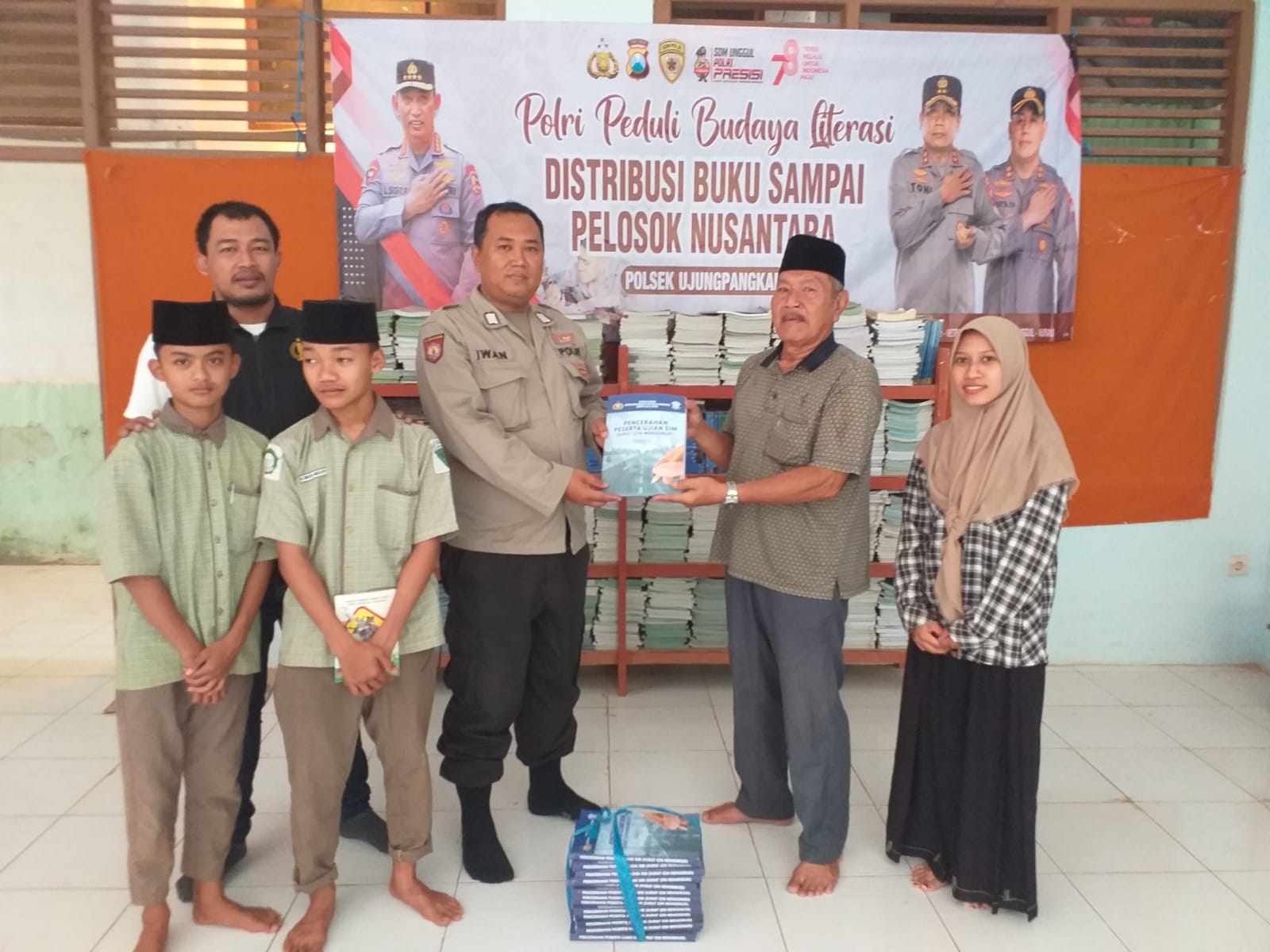 Peduli Budaya Literasi, Polres Gresik Bagikan Buku ke Pelosok Desa