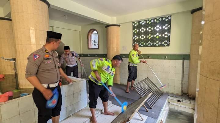 Sambut HUT Lalu Lintas, Satlantas Polres Gresik Baksos Bersihkan Tempat Ibadah