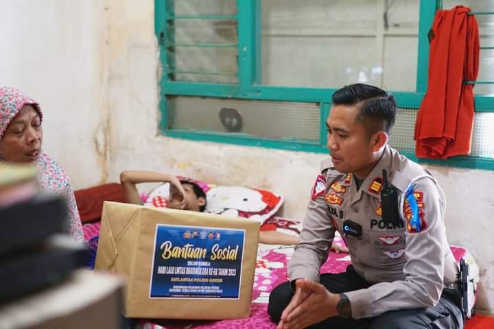 Sambut HUT Lalu Lintas Ke 68, Satlantas Polres Gresik Door to Door Salurkan Bansos