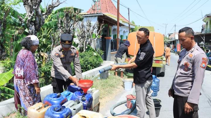 HUT Humas Polri, Polres Gresik Gelar Baksos Air Bersih 25 Ribu Liter di Duduk Sampeyan