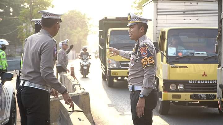 Satlantas Polres Gresik Rekayasa Simpang Empat Bunder Untuk Keselamatan Warga