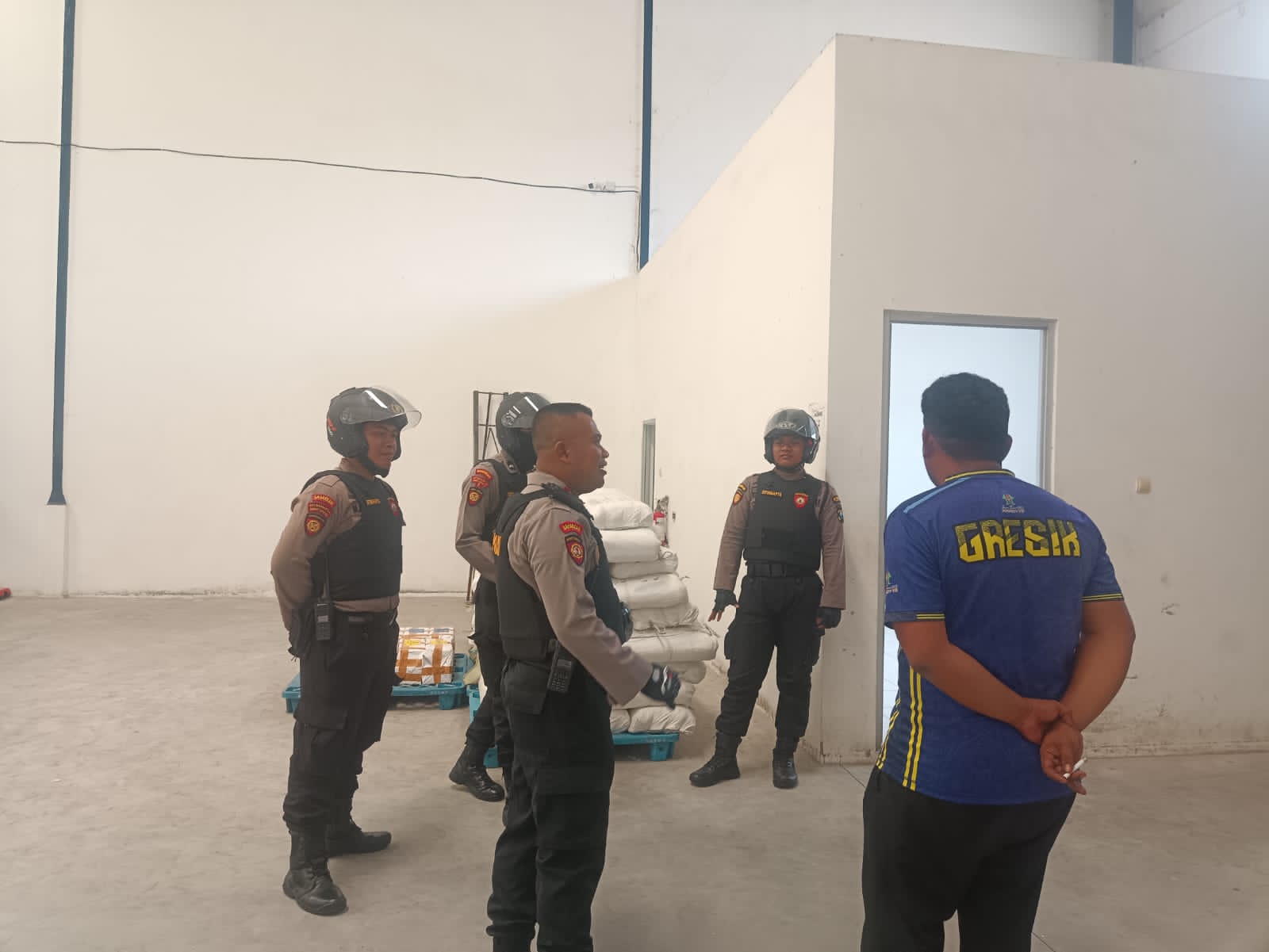 Pastikan Keamanan Logistik KPU, Personil Polres Gresik Lakukan Patroli Rutin