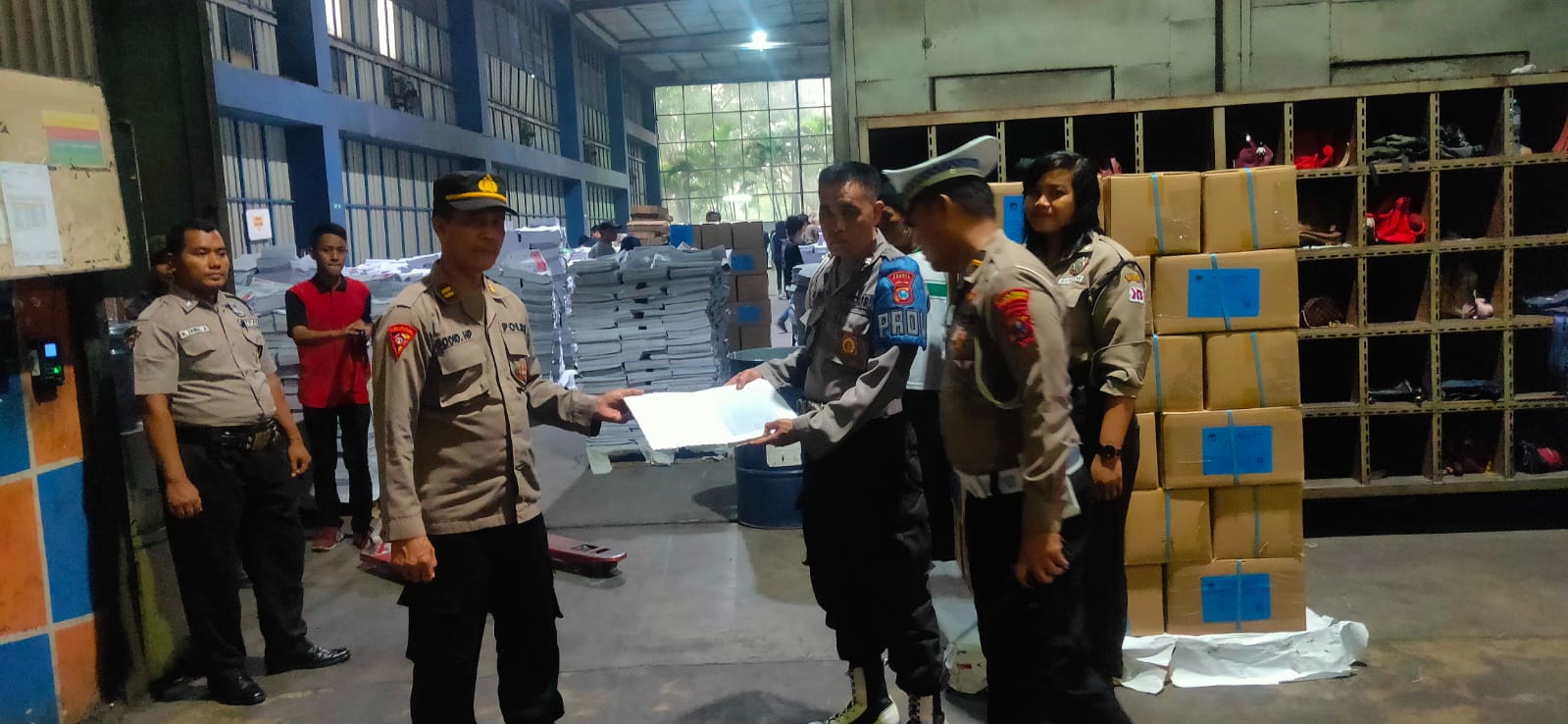 Pastikan Keamanan Logistik Pemilu, Polisi Jaga PT Temperina di Gresik