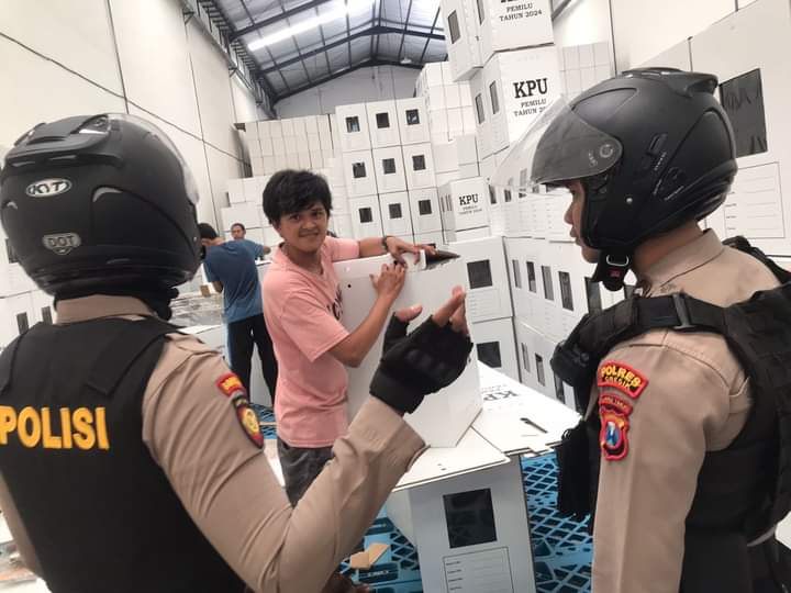 Secara Masif Polres Gresik Terjunkan Personil Jaga Keamanan Gudang Logistik KPU