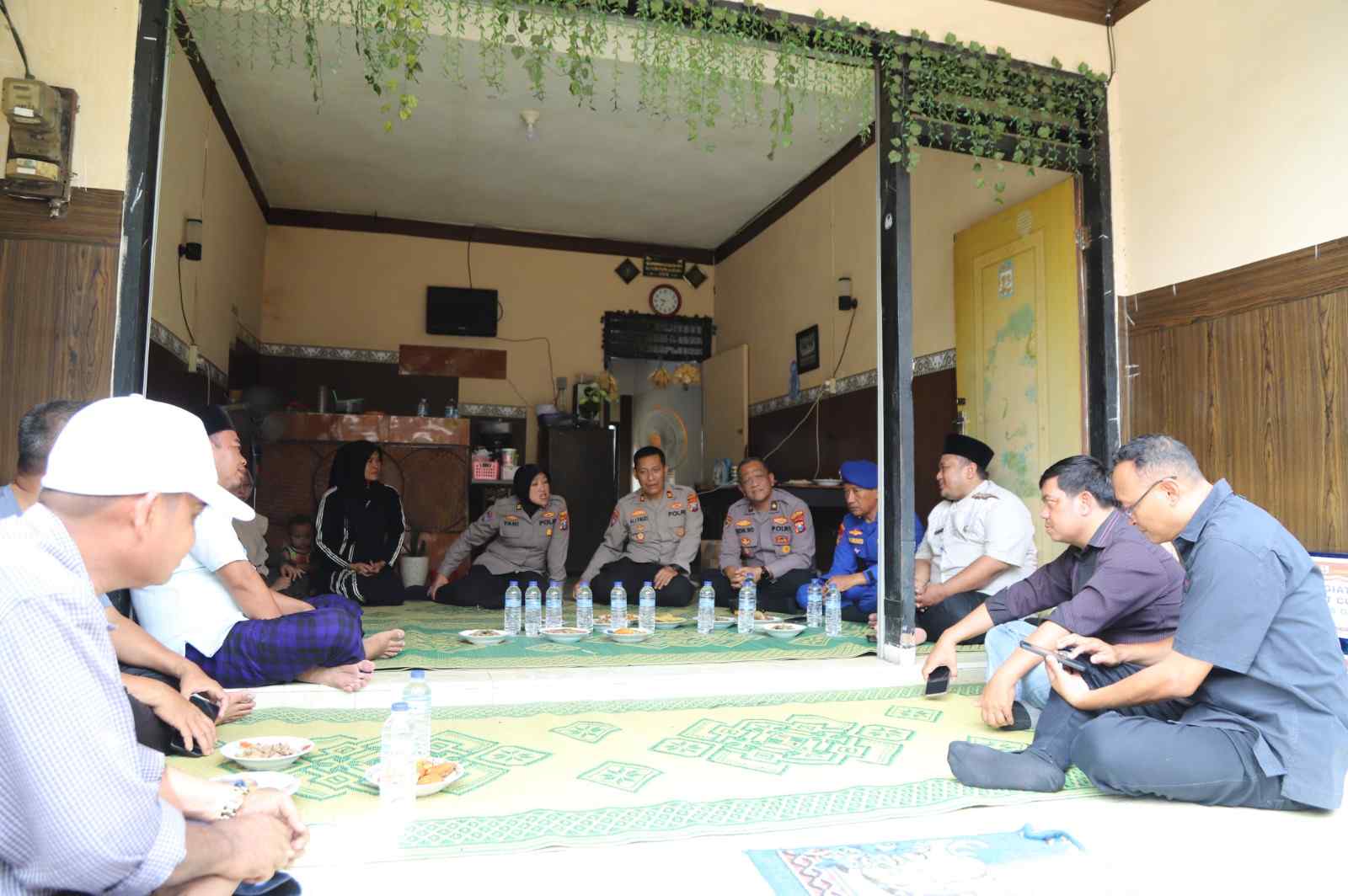 Polres Gresik Gelar Jumat Curhat Tampung Keluhan Warga Kebungson Gresik