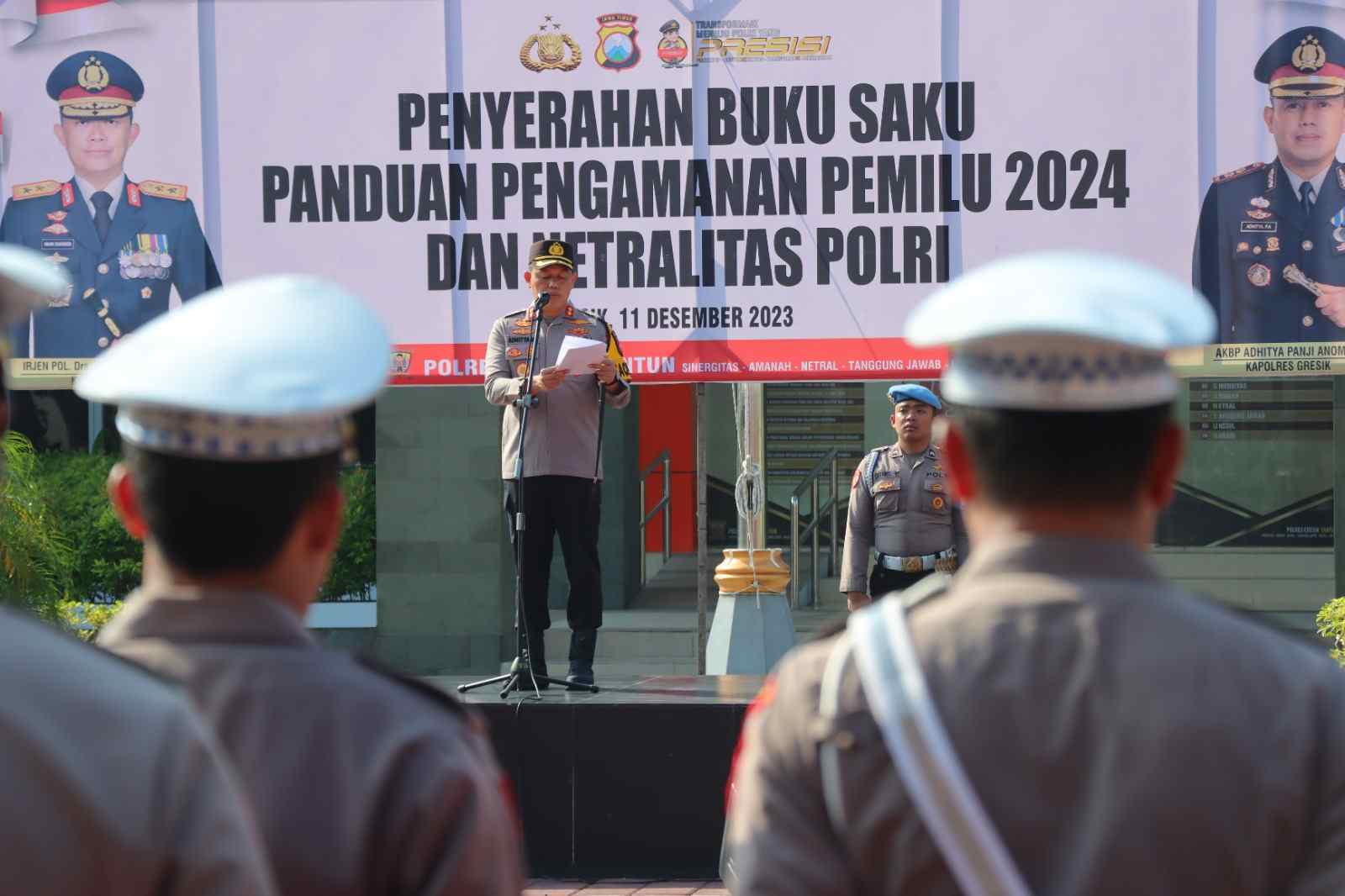 Kapolres Gresik Beri Buku Saku Panduan Pengamanan Pemilu 2024 dan Netralitas Polri