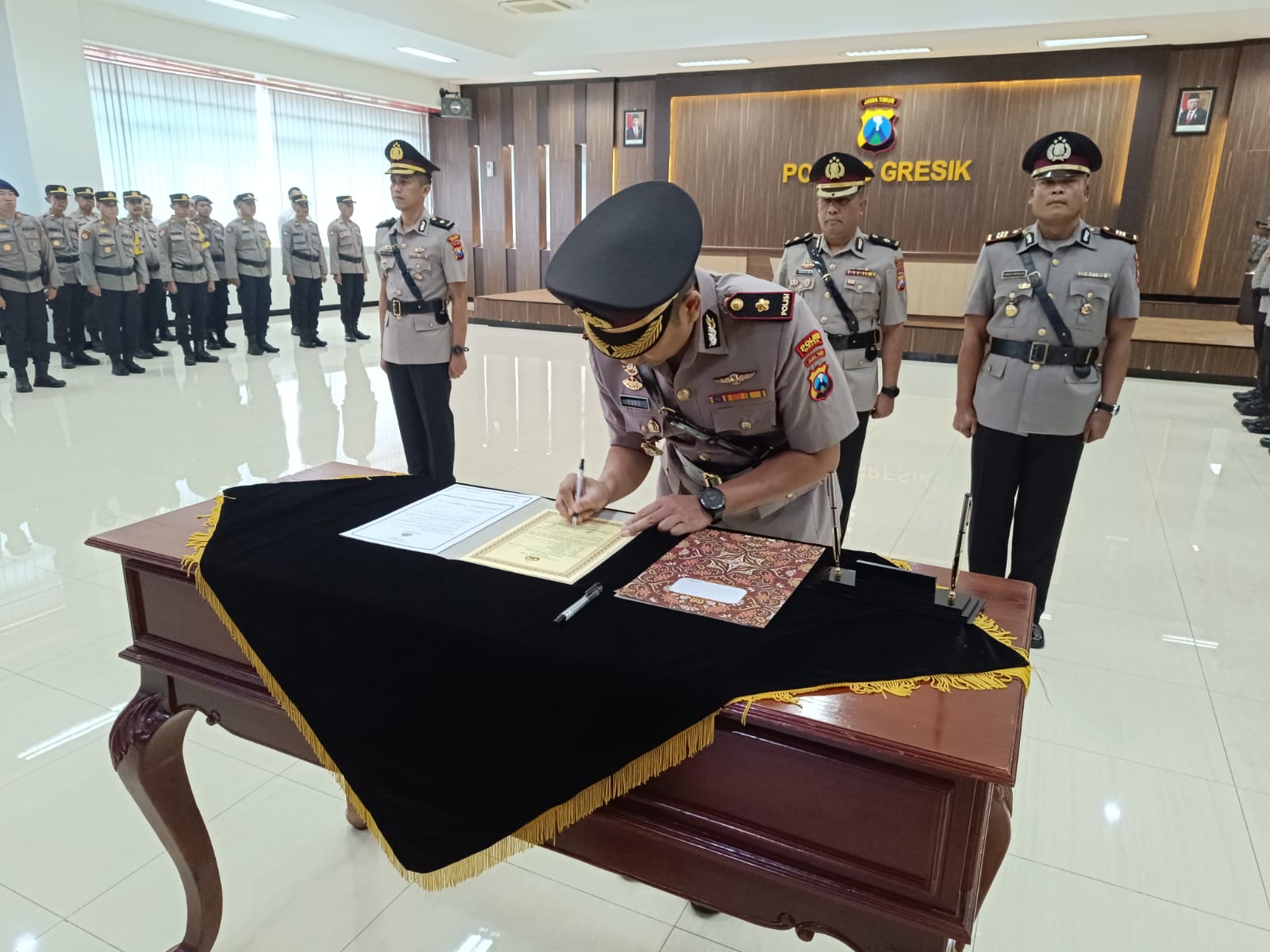 Mutasi Pejabat Polres Gresik, Wakapolres dan Kabag Ops Berganti