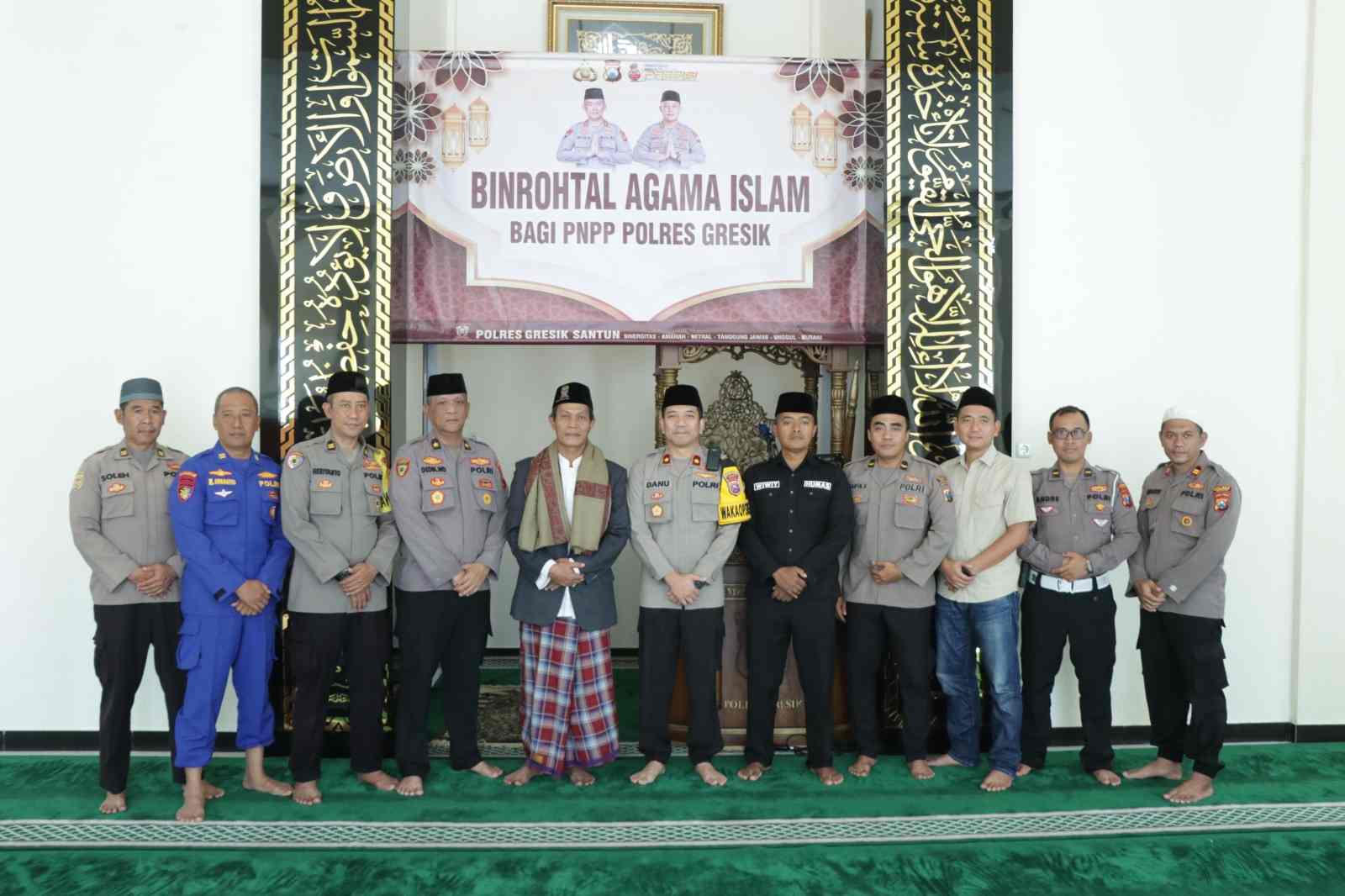 Ustadz H.M. Muchsin Monhamir Ajak Personil Polres Gresik Selalu Bersyukur