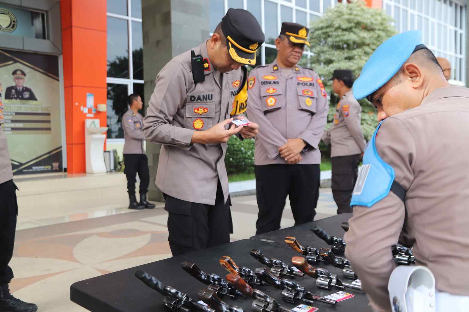 Cegah Pelanggaran, Polres Gresik Gelar Test Urine dan Pengecekan Senjata Personel