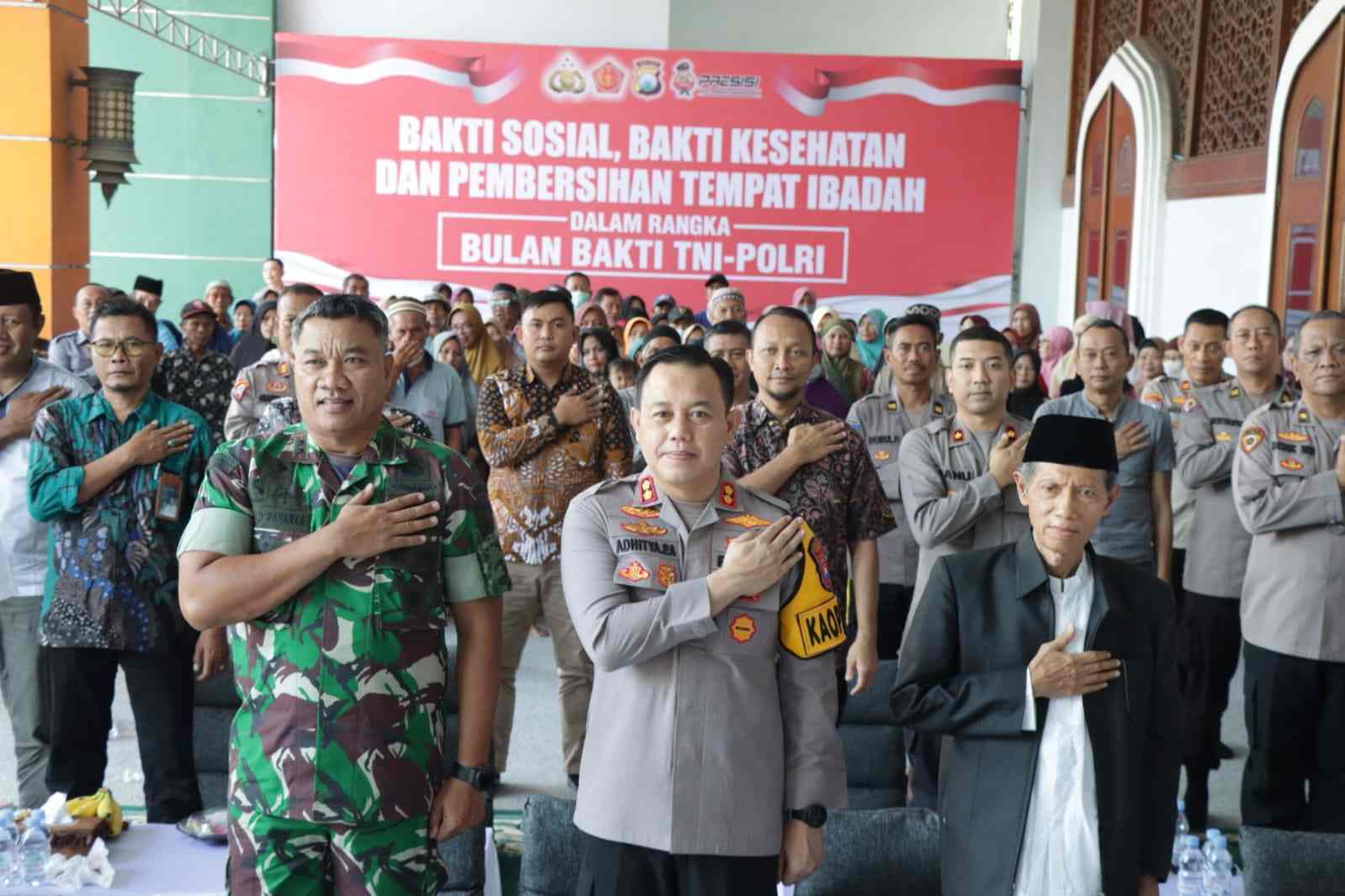 Semarak Bulan Bakti TNI-Polri 2024, Kapolres Gresik dan Dandim Baksos di Masjid Agung