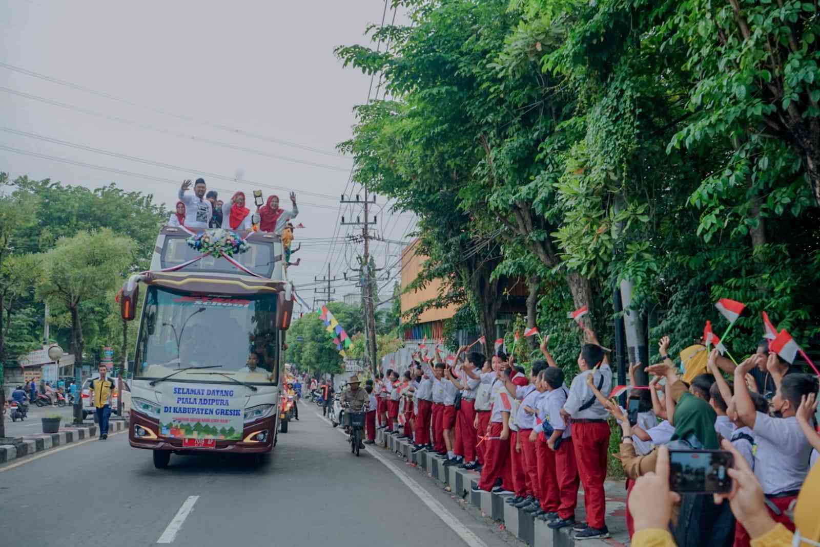 Gembira Raih Adipura, Masyarakat Gresik Sambut Kirab Piala Adipura