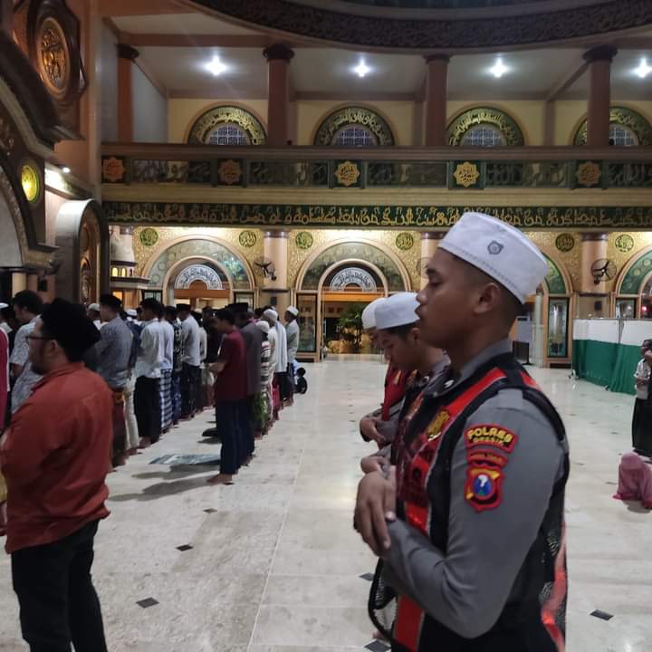 Cara Polres Gresik Pastikan Ibadah Aman Lakukan Patroli Sholat Tarawih ke Masjid