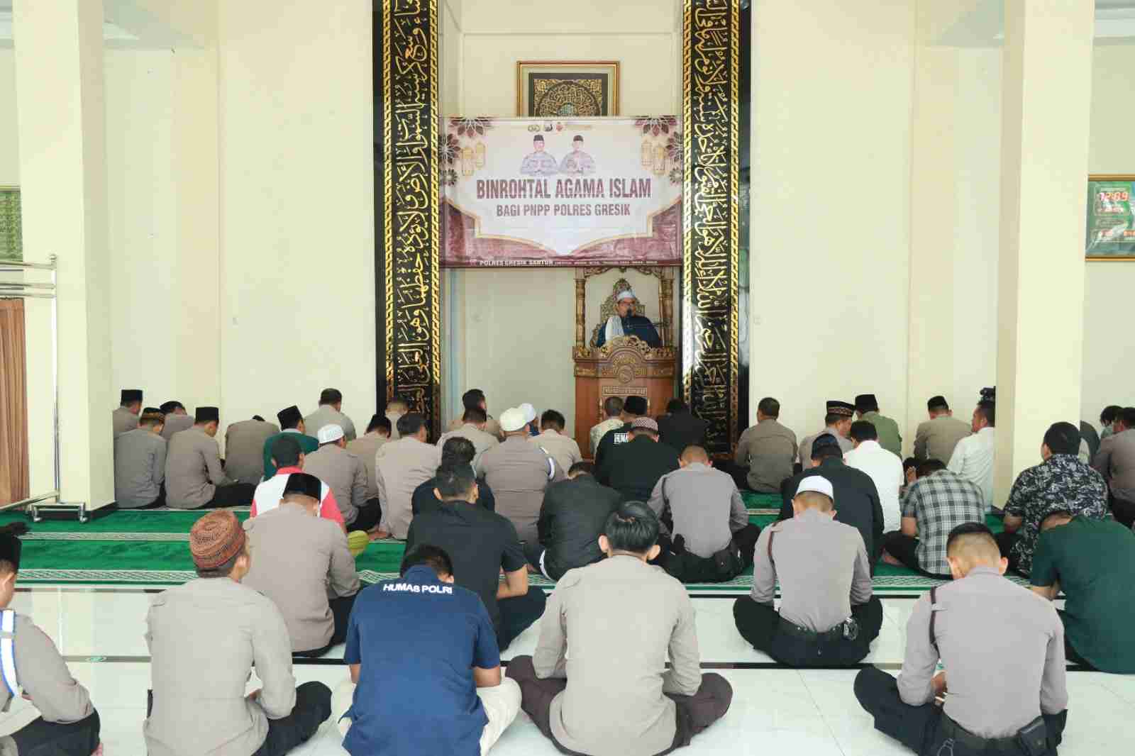 Polres Gresik Perkuat Karakter Melalui Binrohtal dan Tadarus bersama Ustadz Abdul Rouf