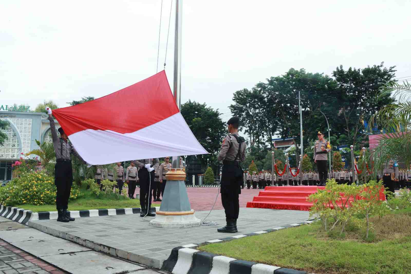 Upacara Bendera Memperingati Hari Kesadaran Nasional di Kabupaten Gresik