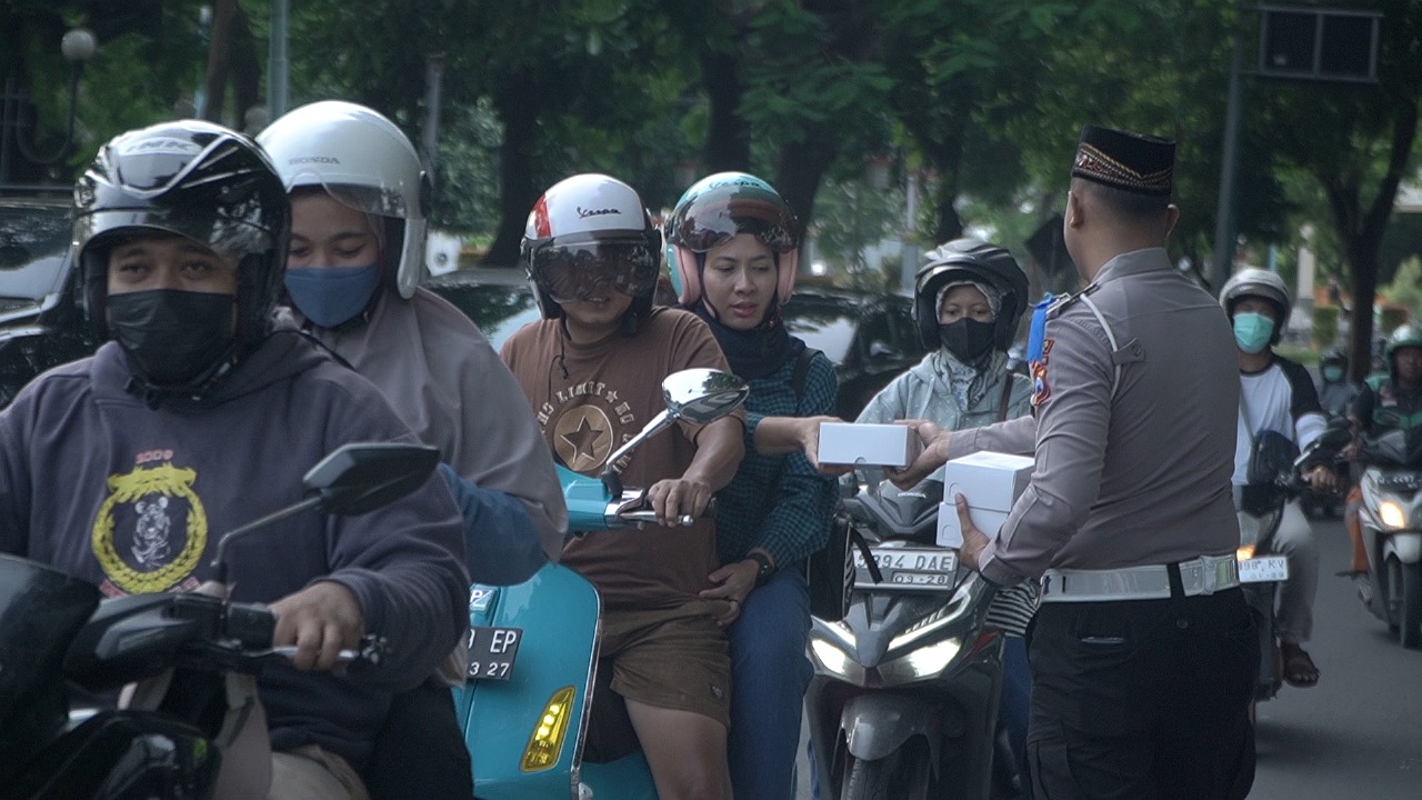 Satlantas Polres Gresik Bagikan Takjil Sambil Himbau Bertib Berlalu Lintas