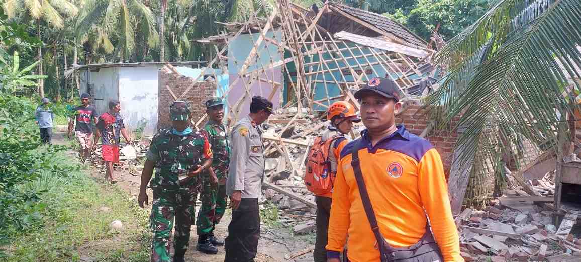 Sinergitas TNI - Polri bersama Bantu Korban Gempa Bumi di Bawean Gresik