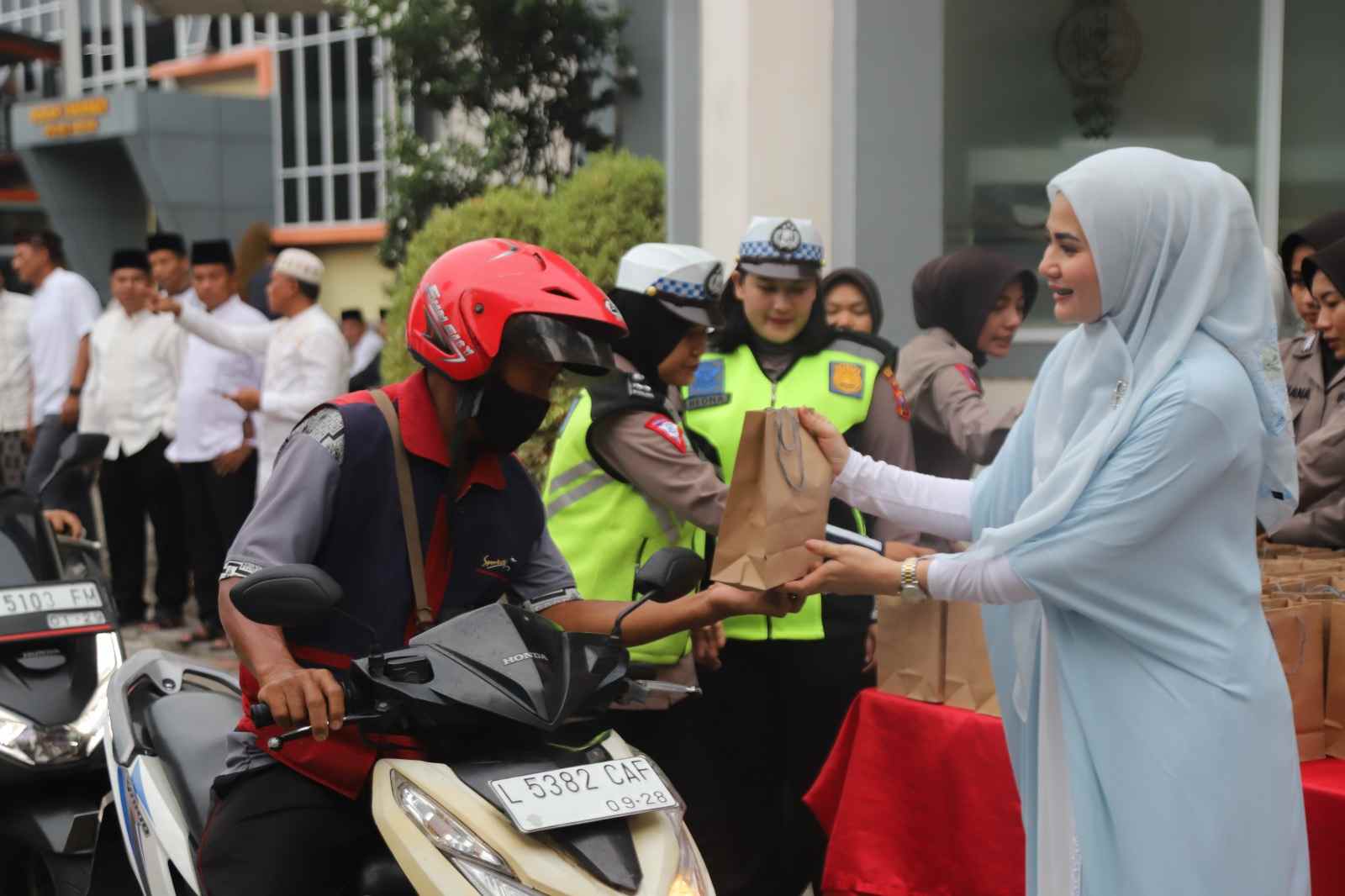 Berkah Bulan Ramadhan, Polres Gresik Bagikan Ratusan Takjil kepada Pengendara