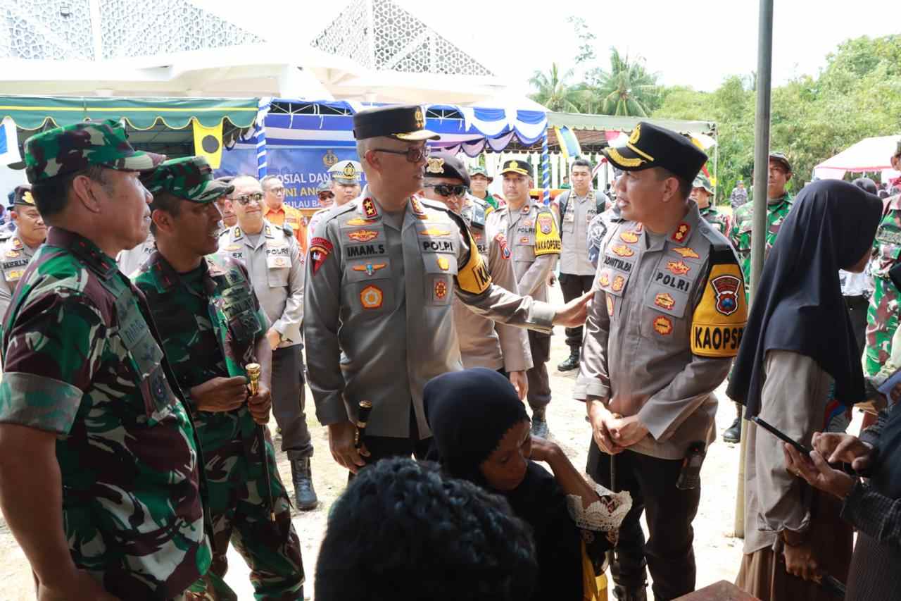 Kapolres Gresik Dampingi Kapolda Jatim Baksos Dampak Gempa di Pulau Bawean