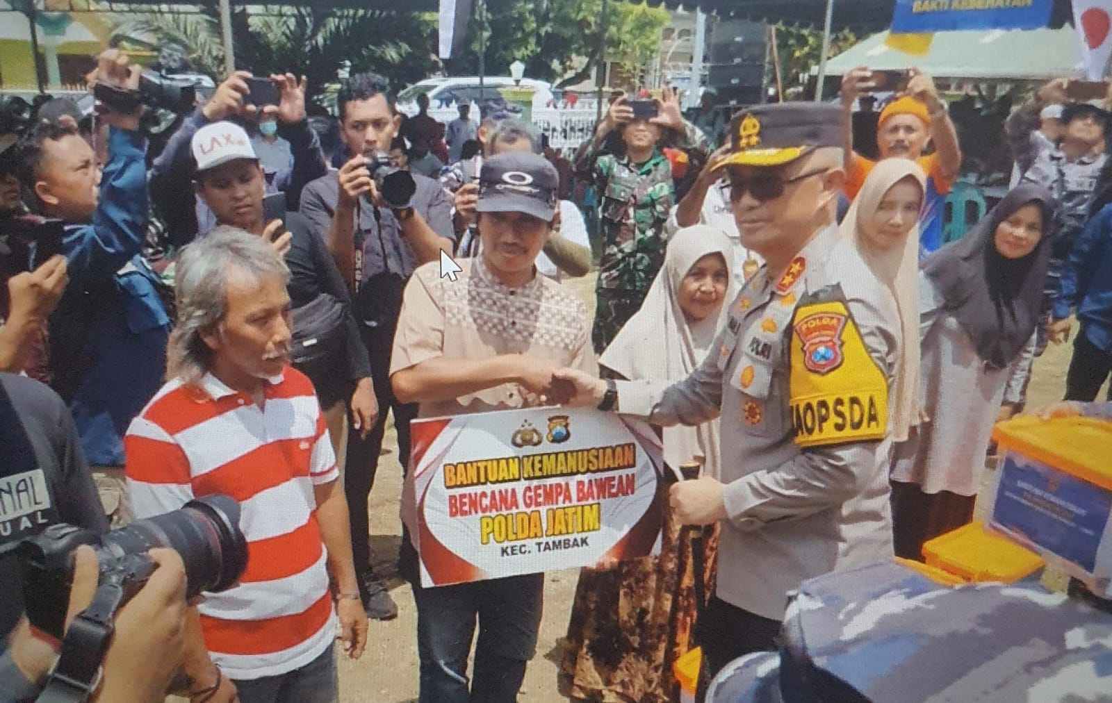 Kapolda Jatim Dampingi Kepala Staf TNI AL Serahkan Bansos Untuk Warga Bawean 