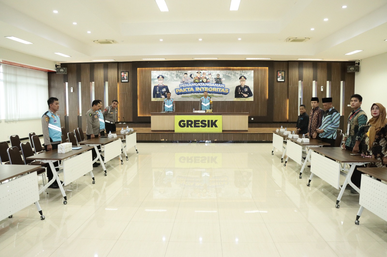 Penandatanganan Pakta Integritas Penerimaan Anggota polri Tahun 2024 di Gresik secara Virtual