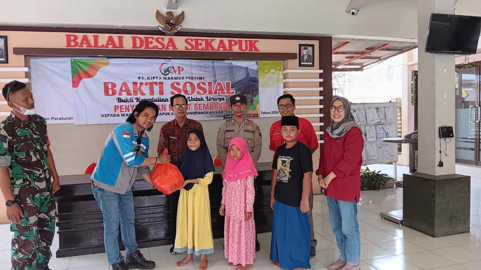Tomy tristanto dan Kushendriawan CEO PT.Cipta Makmur Pertiwi Bagikan Sembako ke Warga Panceng Gresik