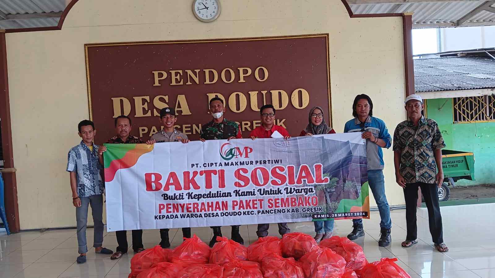 Tomy tristanto dan Kushendriawan CEO PT.Cipta Makmur Pertiwi Bagikan Sembako ke Warga Panceng Gresik