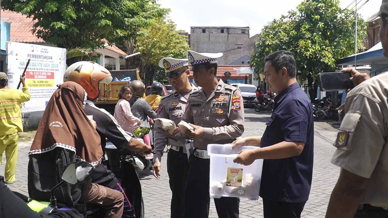 Jumat Berkah, Satlantas Polres Gresik Bagikan Makanan ke Pengendara 