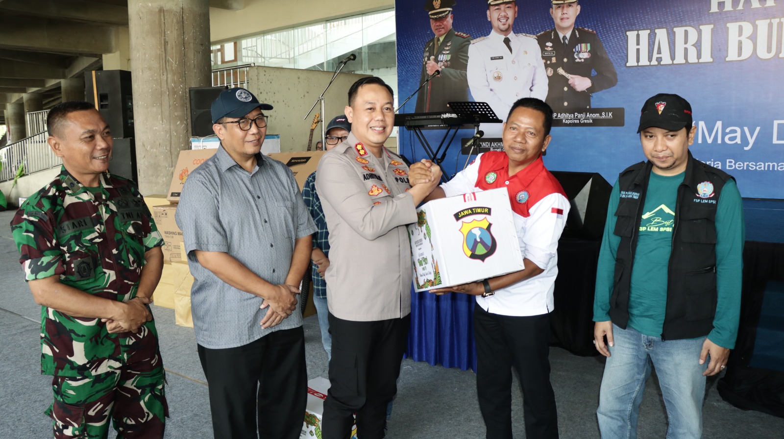 Polres Gresik bersama Buruh gelar Baksos MayDay