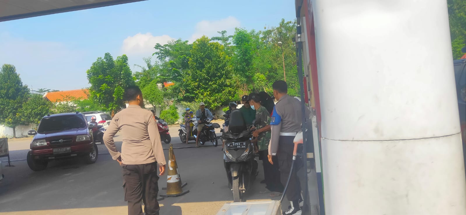 Polisi Patroli dan Cek Stok BBM di SPBU: Upaya Menjaga Ketersediaan dan Keamanan
