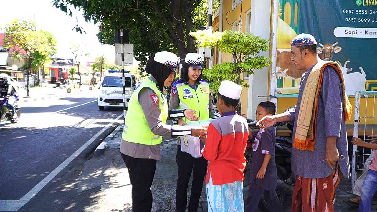 Srikandi Satlantas Polres Gresik Gelar Patroli dan Berbagi Makanan di Masjid Baitus Salam