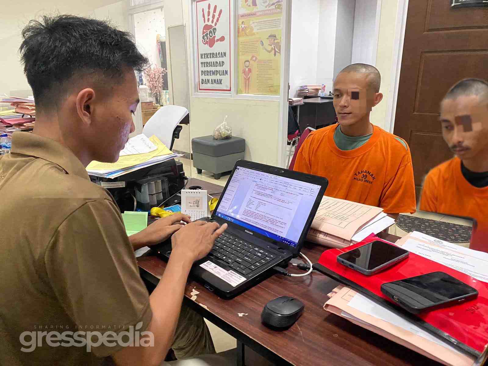 Unit PPA Satreskrim Polres Gresik Berlayar ke Pulau Bawean Tangkap Dua Pelaku Pencabulan