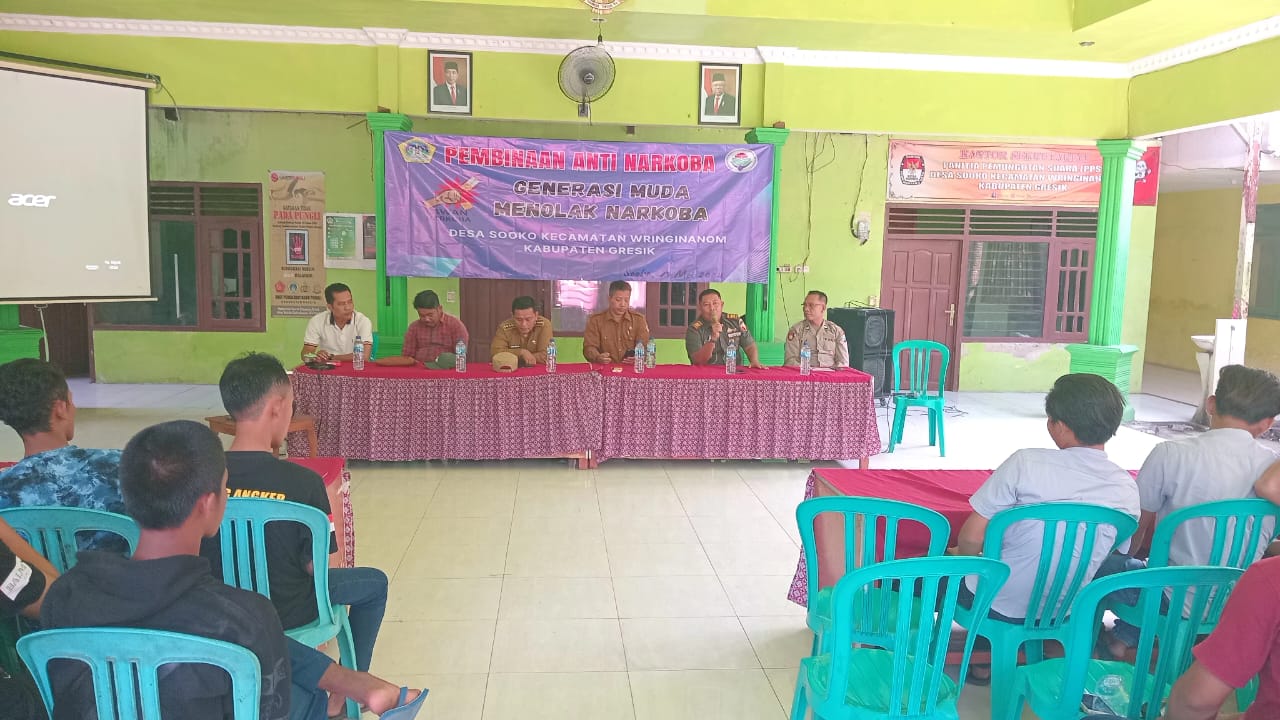 Polisi Bekali Pengetahuan tentang Kenakalan dan Bahaya Narkoba kepada Remaja Desa Sooko Gresik
