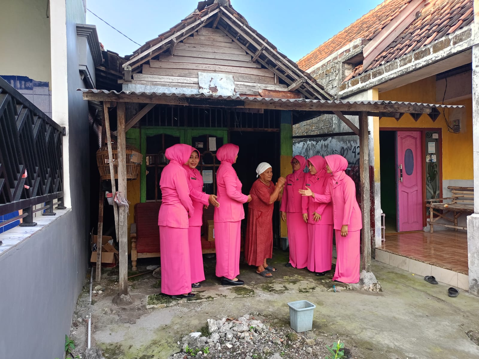 Bhayangkari Polsek Benjeng Berbagi Kasih dengan Janda dan Warga Kurang Mampu