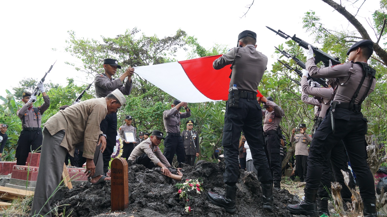 Upacara Pemakaman Dinas Kepolisian untuk Aiptu Heri Sukamto, Sebagai Bentuk Penghormatan dari Polres Gresik