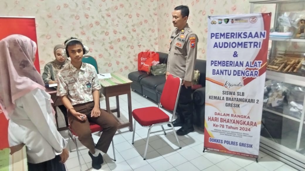 Hari Bhayangkara ke-78, Polres Gresik Beri Alat Bantu Dengar Anak Berkebutuhan Khusus