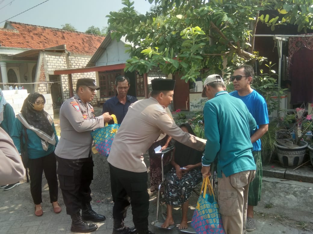 Polsek Cerme Bagikan Bantuan Sosial dan Santunan dalam Rangka Hari Bhayangkara ke-78