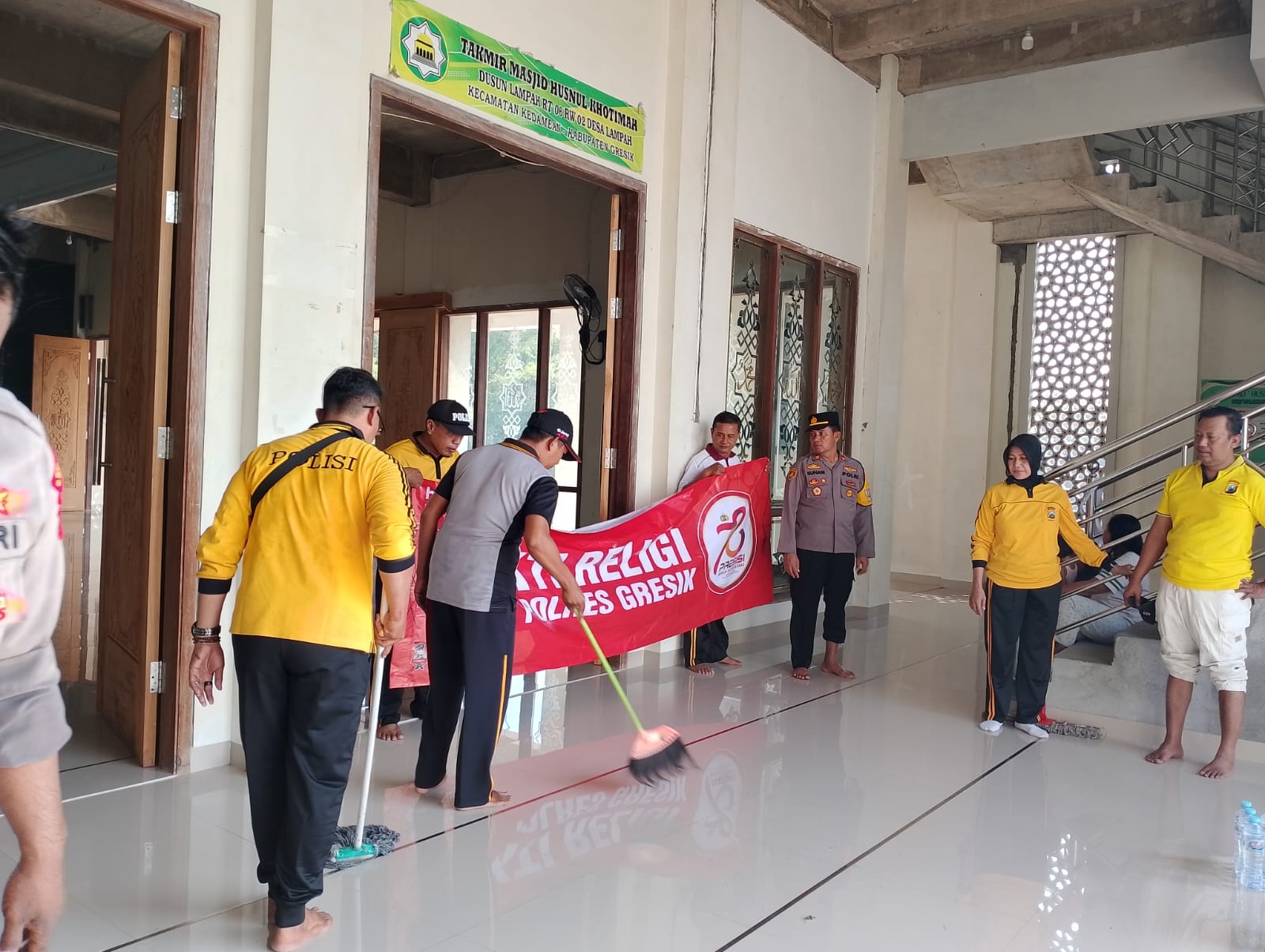 Polsek Kedamean Gresik Gelar Bakti Religi di Masjid Husnul Khotimah