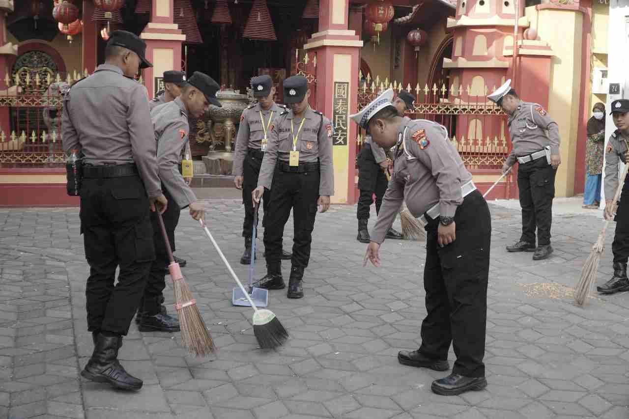 Bakti Sosial Bhayangkara ke-78, Polres Gresik Merajut Semangat Kebersamaan di Klenteng Kim Hin Kiong