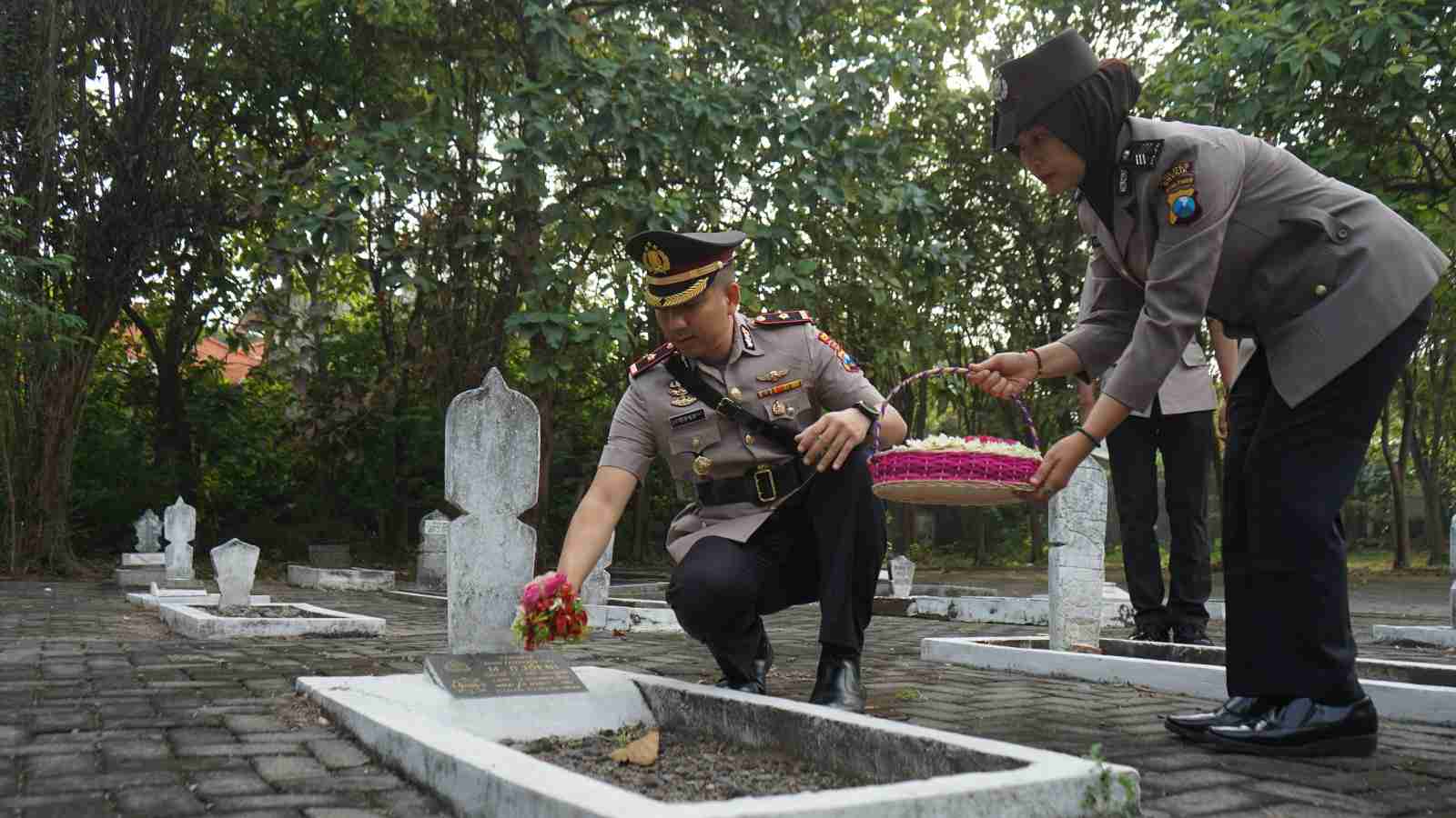 Polisi Gresik Tabur Bunga Peringati Hari Bhayangkara Ke-78 di TMP Kusuma Bangsa Sunan Giri