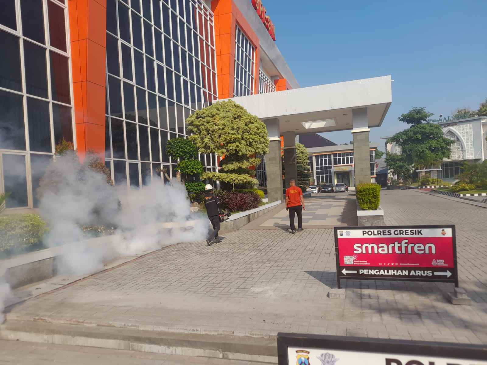 Cegah Demam Berdarah, Polres Gresik Gelar Fogging di Mako dan Polsek Jajaran