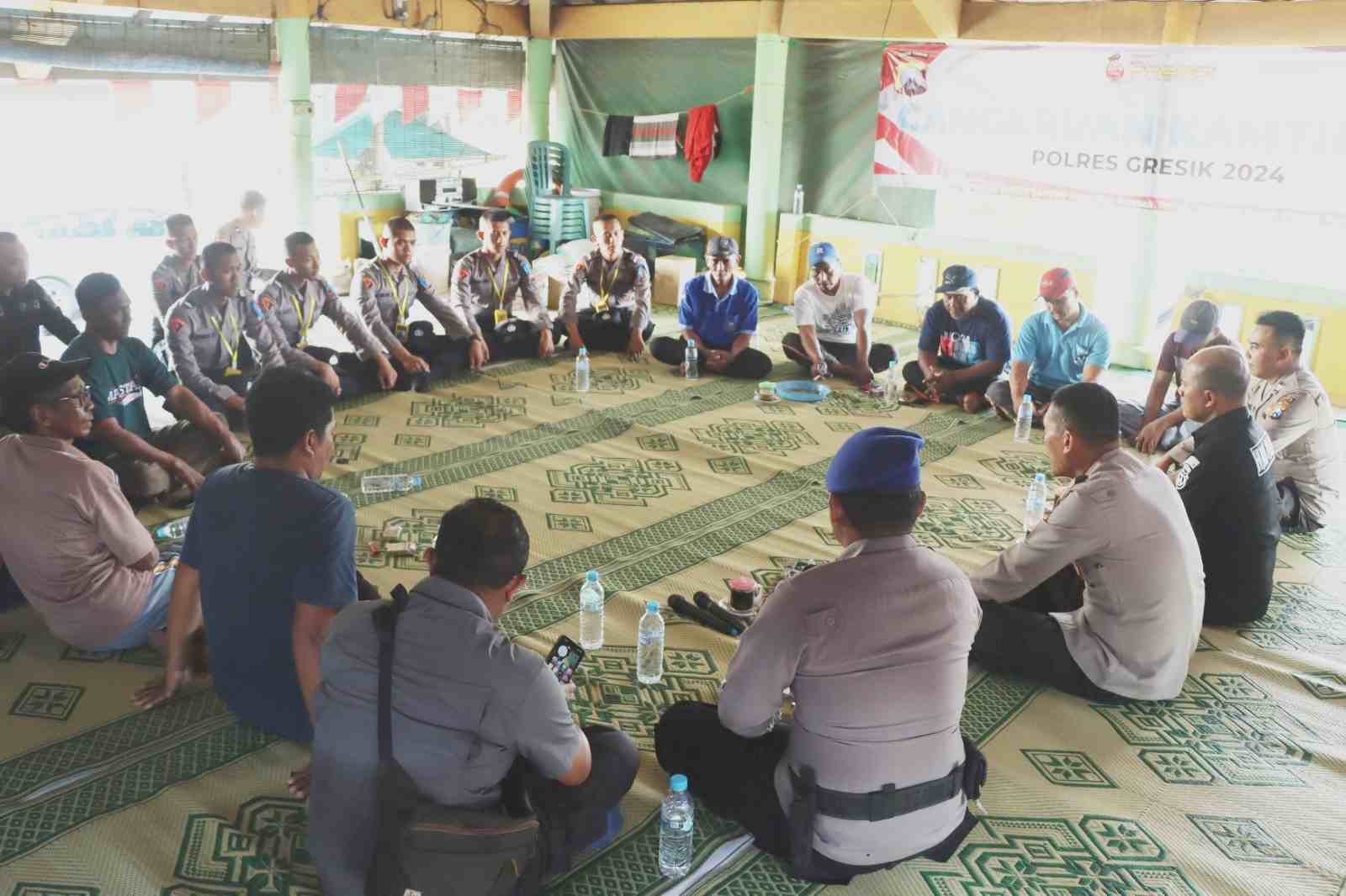 Polres Gresik Mendengar Aspirasi Nelayan Lumpur dalam Jumat Curhat