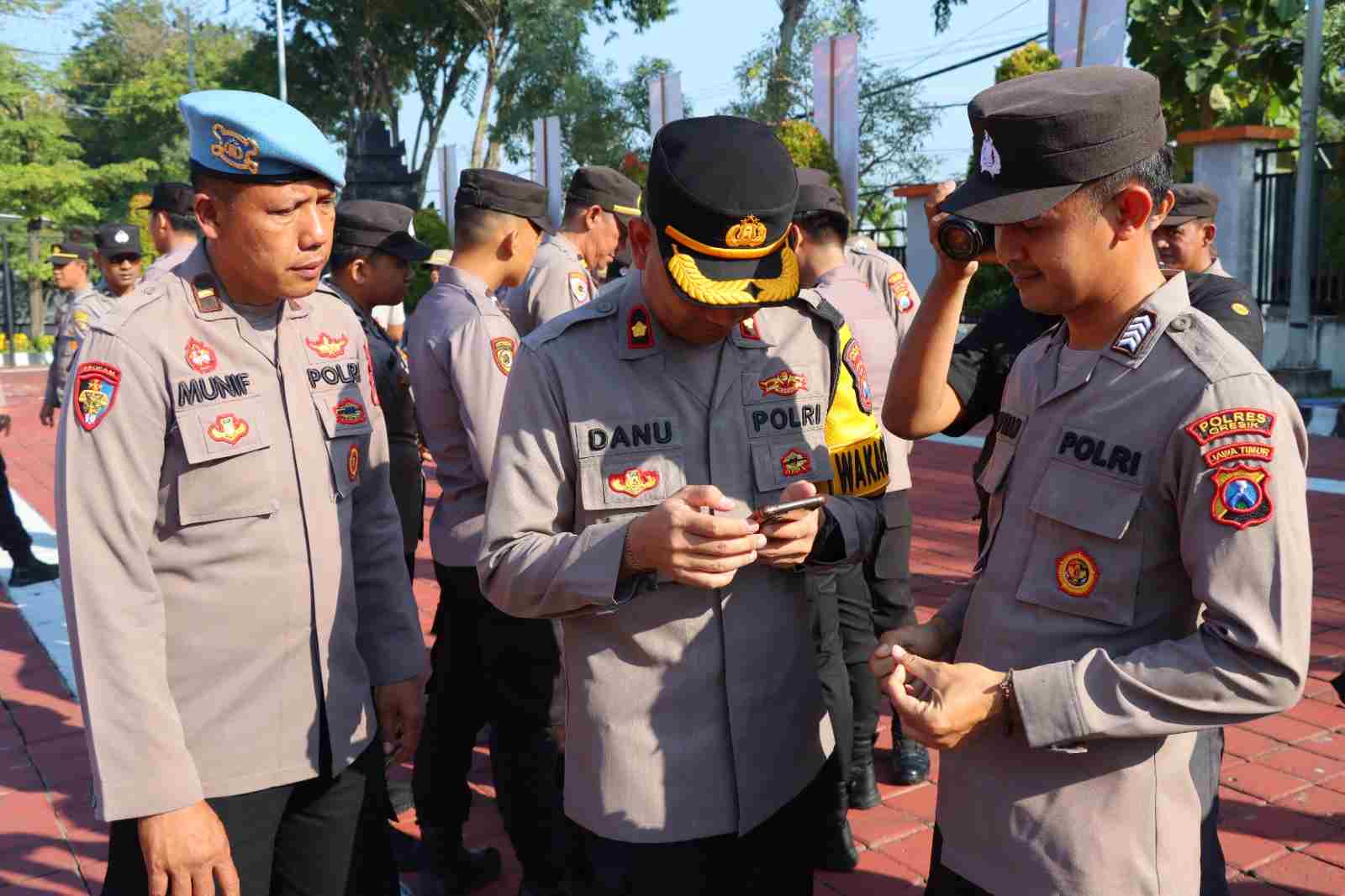 Polres Gresik Sidak Handphone Anggota Setelah Apel, Antisipasi Judi Online