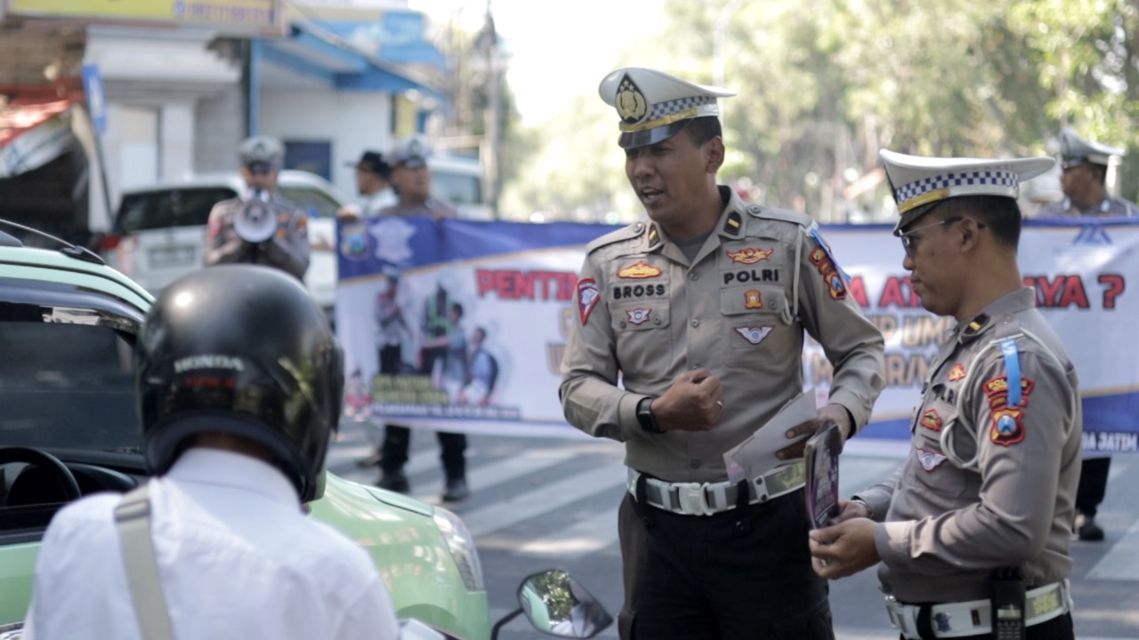 Ops Patuh Semeru 2024, Satlantas Polres Gresik Bagikan Himbauan Keselamatan Berlalu Lintas