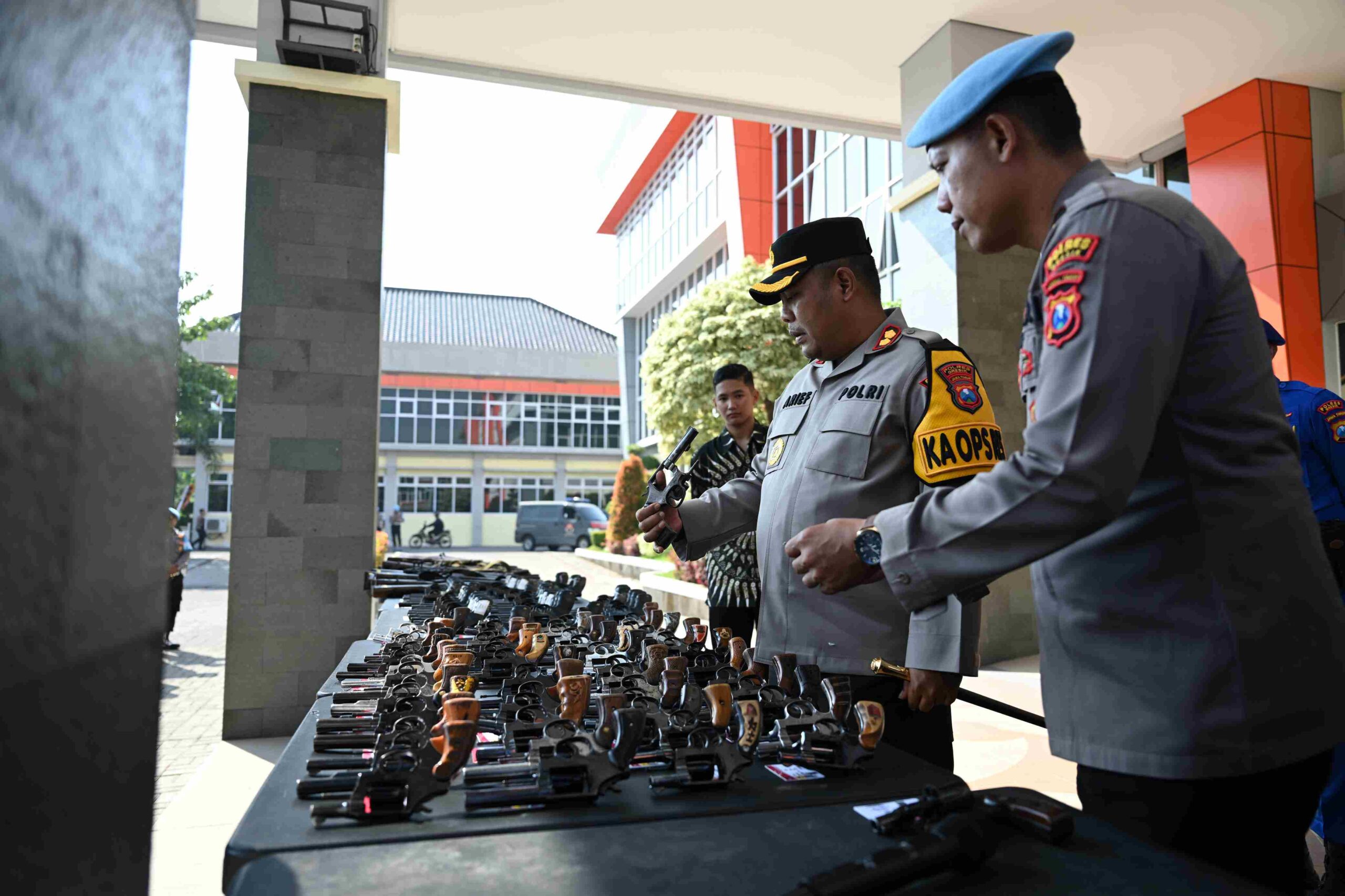 Kapolres Gresik Cek Senjata Api Inventaris Polres dan Polsek Jajaran