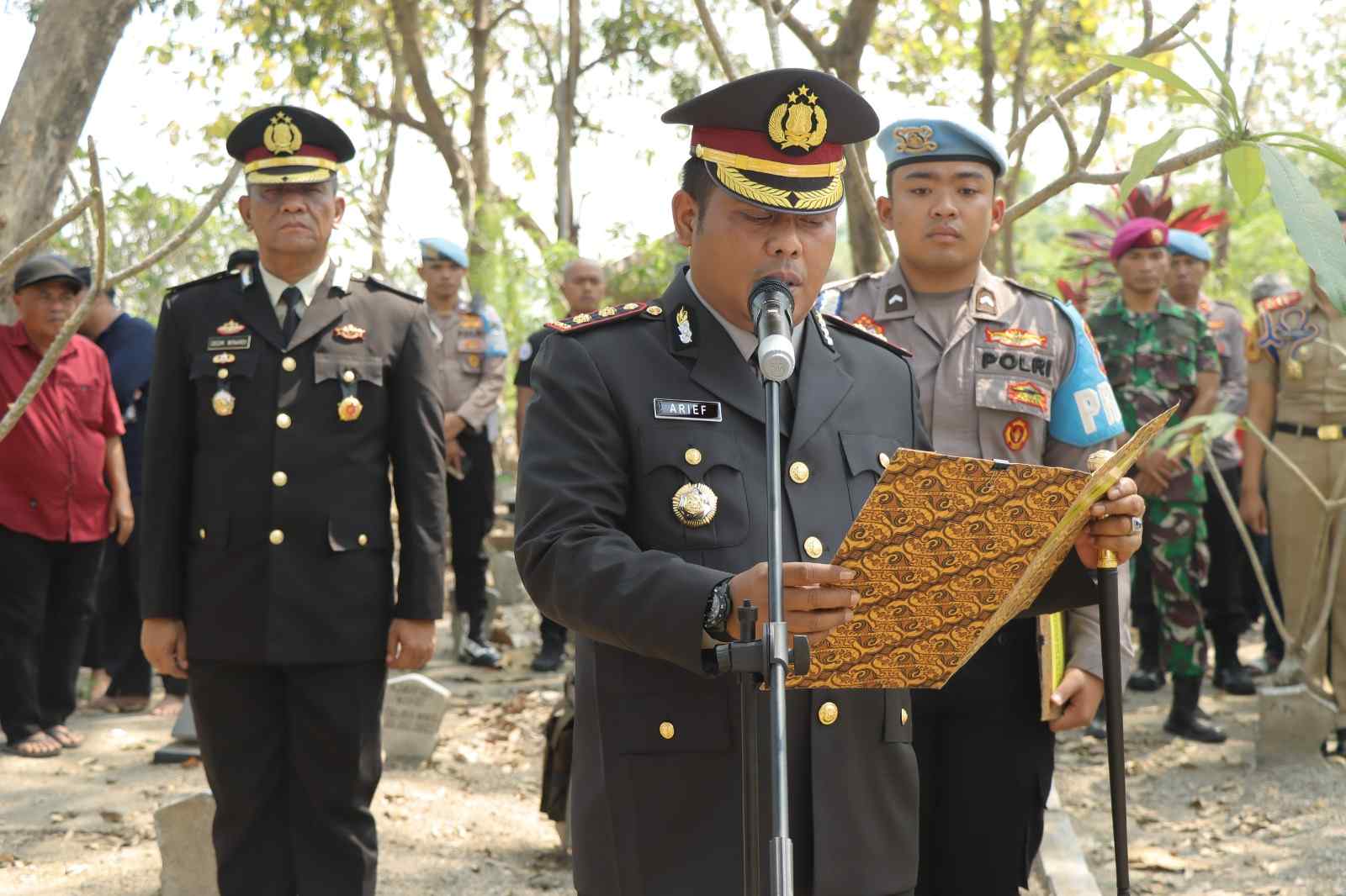 Kapolres Gresik Pimpin Upacara Pemakaman Aipda Wahyudi