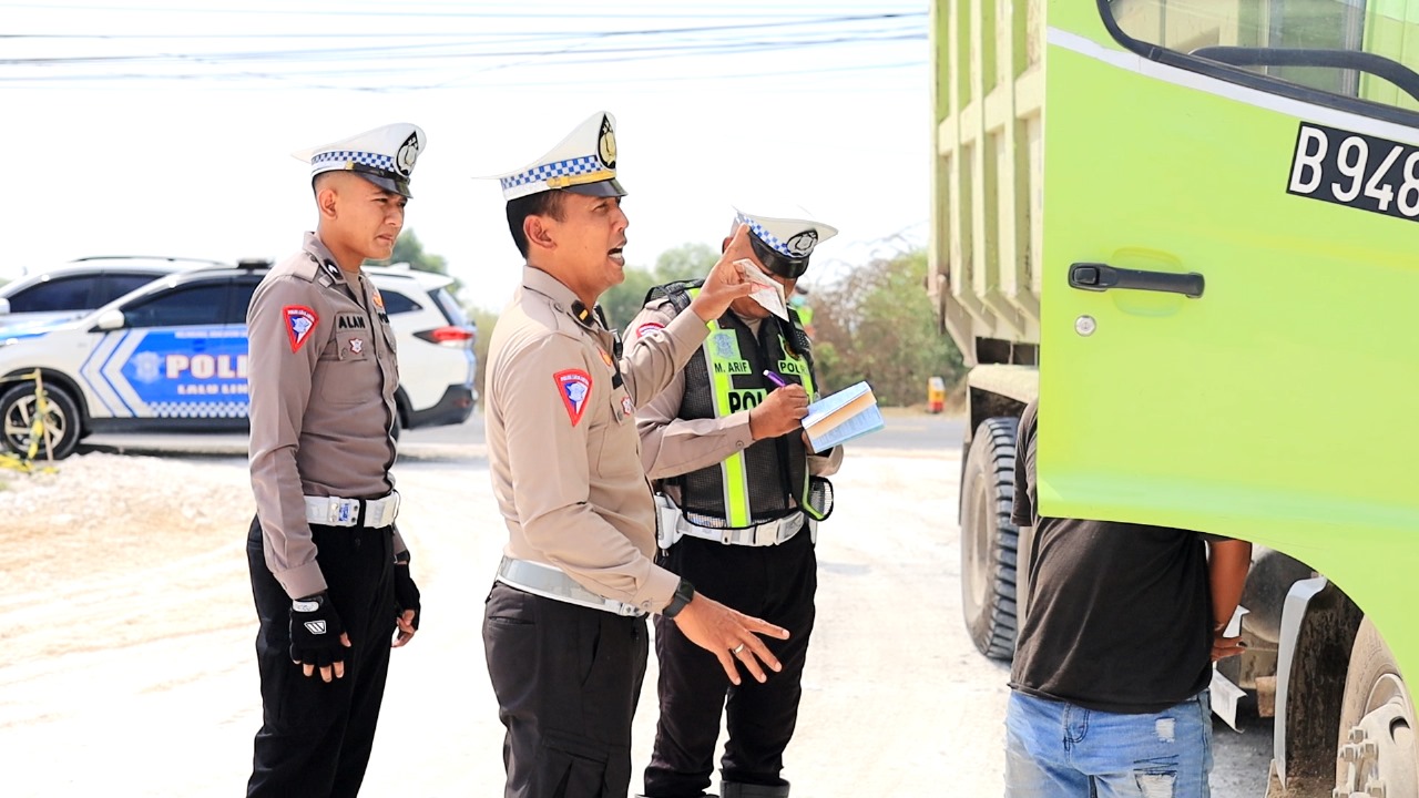 Satlantas Polres Gresik Tindak Puluhan Truk yang Tidak Menutup Muatan